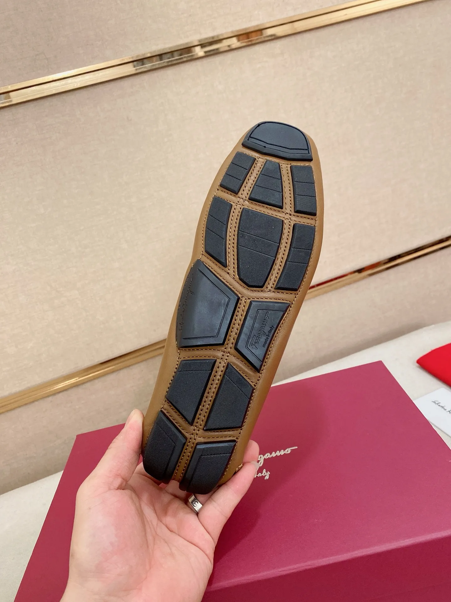 Men's shoes💰: 560💰High-end quality! Ferragamo🆕🆕Exclusive hot-selling products in stock🔥🔥New products on the shelves, high-quality Ferragamo men's pea shoes, high-end casual driving shoes, with complete packaging! 💪 💪 Material: imported cowhide 🐂 + imported high-quality water-dyed cowhide lining + wear-resistant outsole 👍🏻👍🏻 Features: high-end and comfortable, purely handmade 🚀 🚀 Create the perfect shoes that suit you best 🔥 🔥 Size: (38-44) 45 standard size can be customized!
